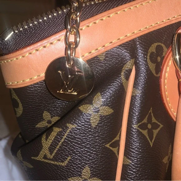 Beautiful Handbag - Picture 2 of 12